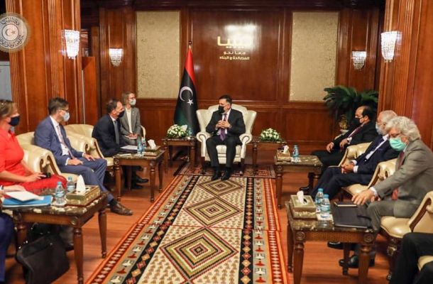 عقب إعلان فتح الموانئ النفطية .. الدولار يشهد انخفاضا حاداً بالسوق الموازي