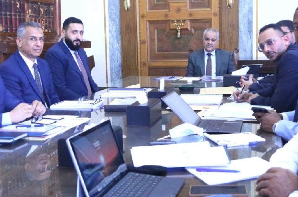 خاص.. مشيراً إلى مؤسسة النفط والميزانية والنفقات.. "زرموح" يضع الحلول لتجنب تخفيض قيمة الدينار