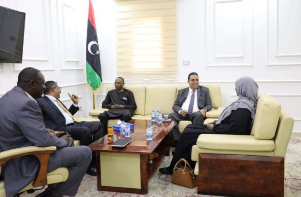 مواطنين يتوافدون أمام حقل الشرارة لإغلاقه