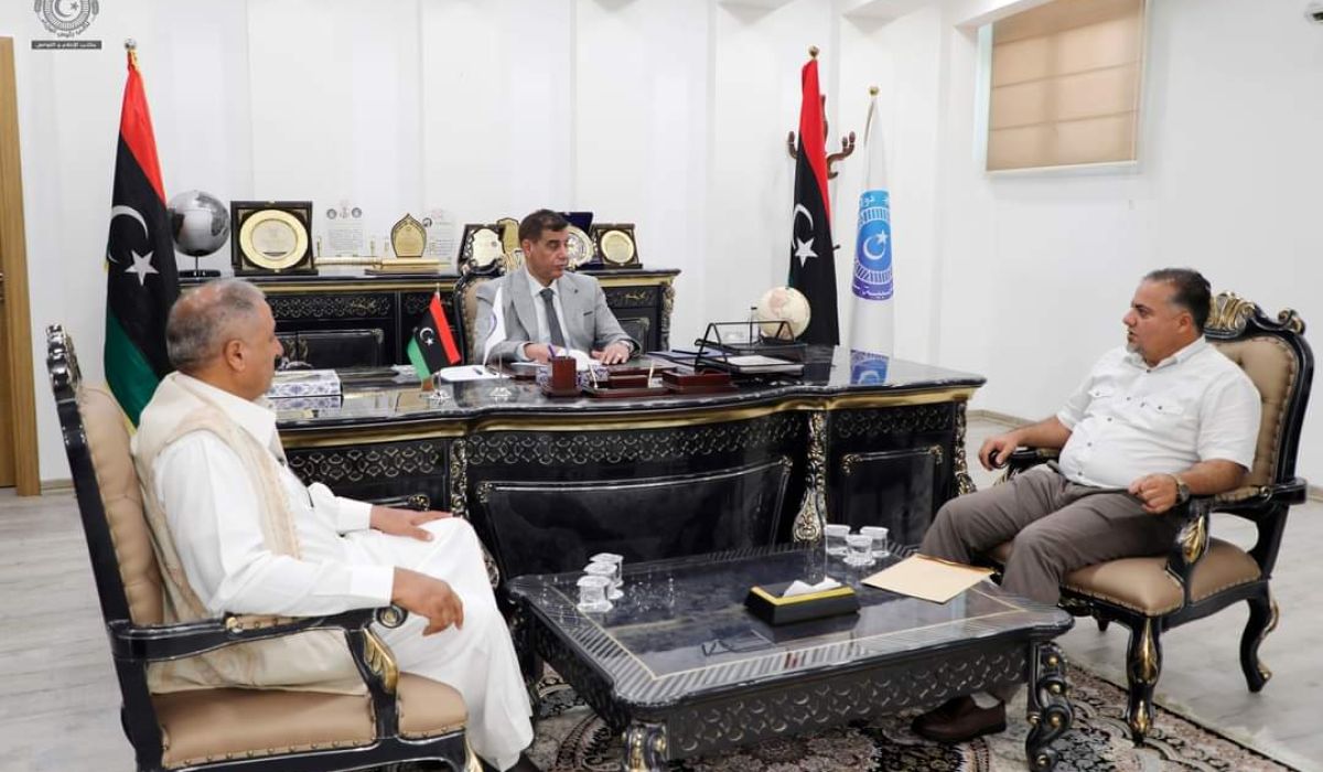 "القطراني" يؤكد على ضرورة متابعة ملف بلدية سلوق والمشاريع المتوقفة بالمنطقة
