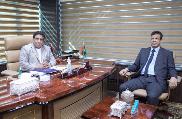 وزير الموارد المائية يقوم بتعبئة إقرار الذمة المالية