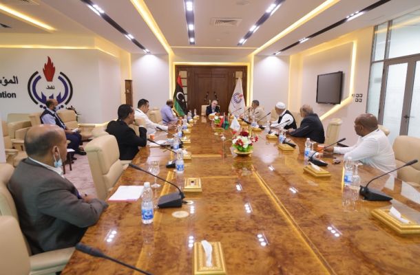 الدبيبة يعقد اجتماعاً مع عميد بلدية حي الأندلس