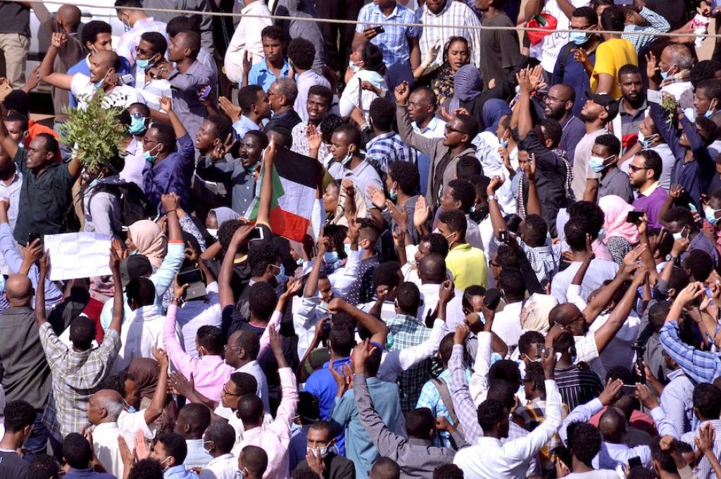 الرئاسي يوقف أعمال لجنة أزمة الوقود والغاز برئاسة الهجرسي