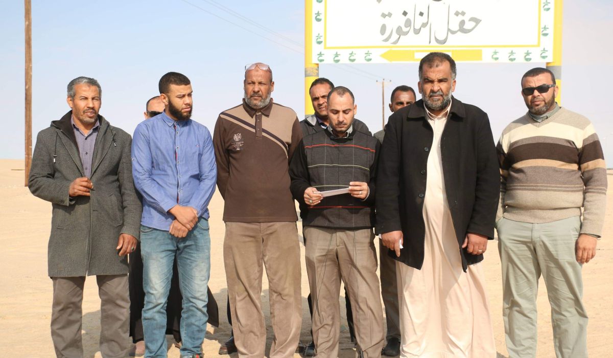 محتجون أمام حقل النافورة يهددون بنقل احتجاجهم داخل الحقل