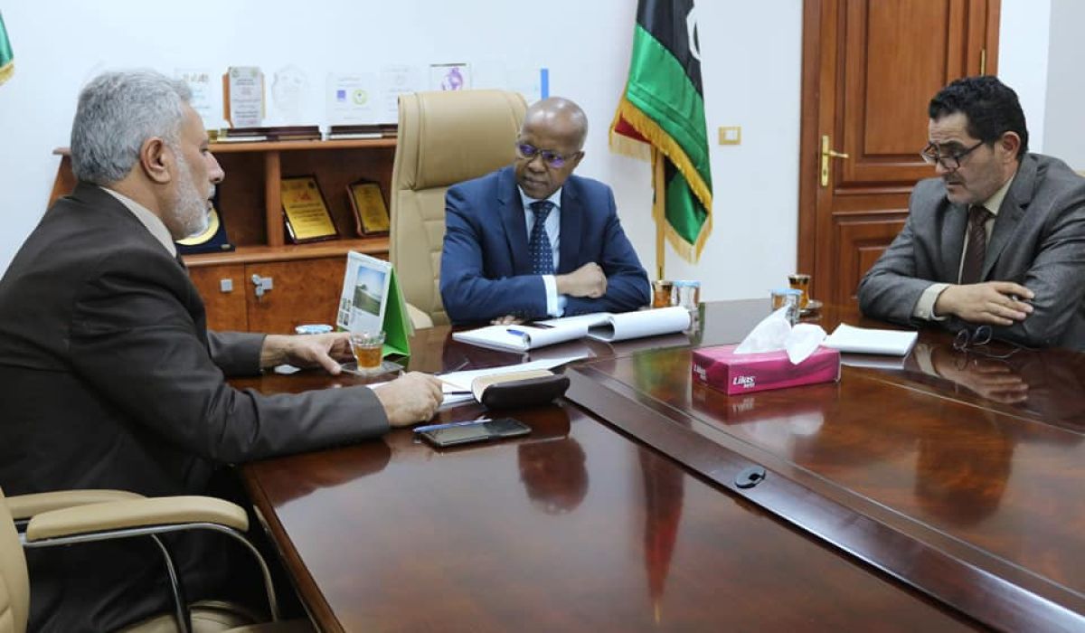 وزير العمل بحكومة الوفاق يناقش خطط وبرامج العام المقبل