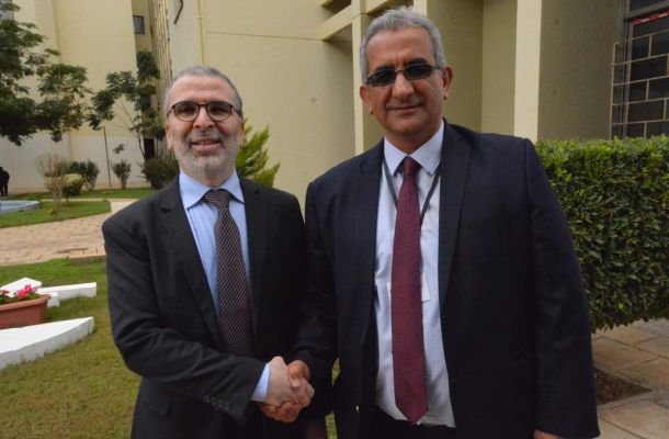 محتجون أمام حقل النافورة يهددون بنقل احتجاجهم داخل الحقل