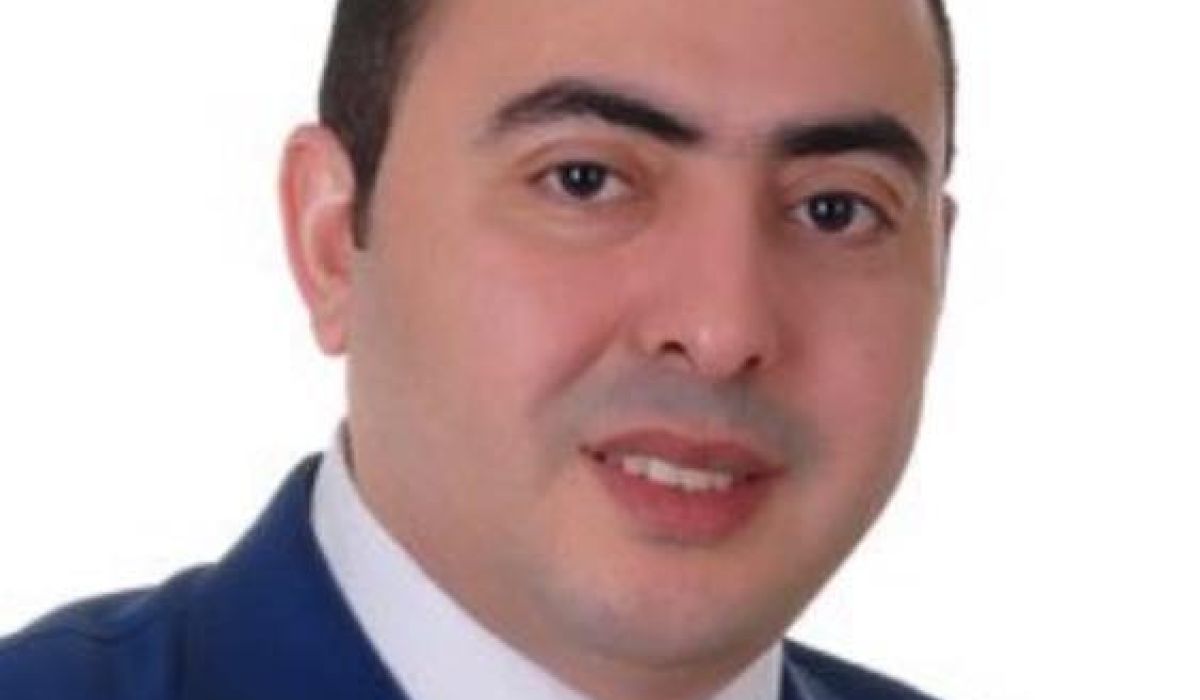 الشحومي: يجب إعادة النظر في السعر التجاري للدولار وتوحيده لتحسين الوضع الاقتصادي