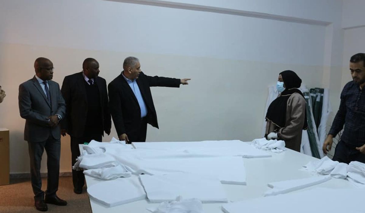 وزير العمل بحكومة الوفاق يفتتح خط إنتاج للملابس الطبية الواقية