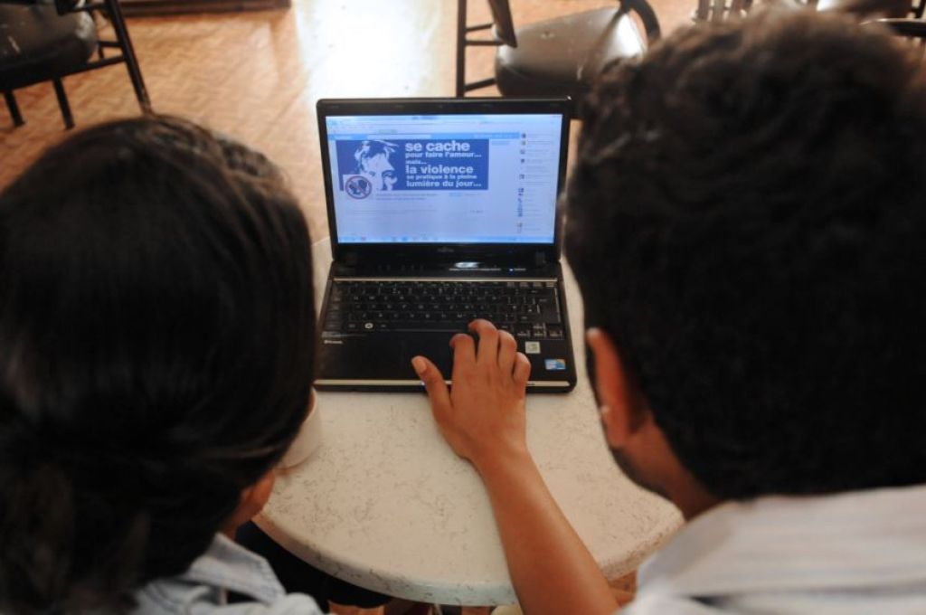 مع استمرار توقف منظومة الـ10 آلاف ... الدولار يسجل ارتفاعاً كبيراً بالسوق الموازي