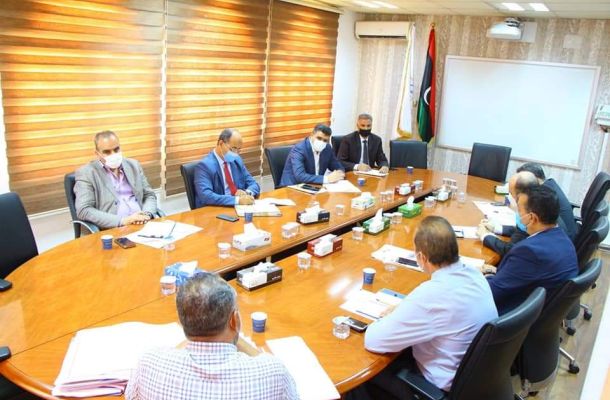 عقب إعلان فتح الموانئ النفطية .. الدولار يشهد انخفاضا حاداً بالسوق الموازي