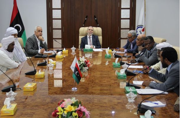 وزير الحكم المحلي يجتمع مع عمداء بلديات الجبل الغربي