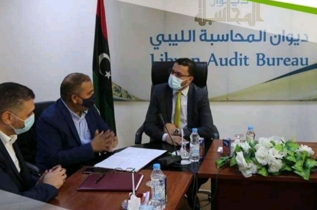 الحويج يتابع سير العمل بديوان الوزارة والجهات التابعة