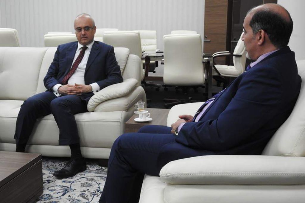 وزير المواصلات يناقش الأضرار بمطار معيتيقة الدولي