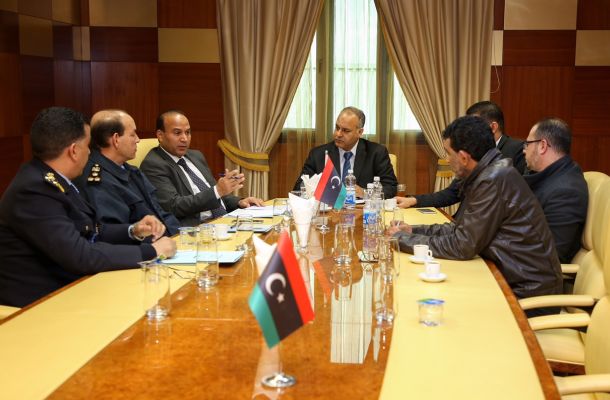 محتجون أمام حقل النافورة يهددون بنقل احتجاجهم داخل الحقل