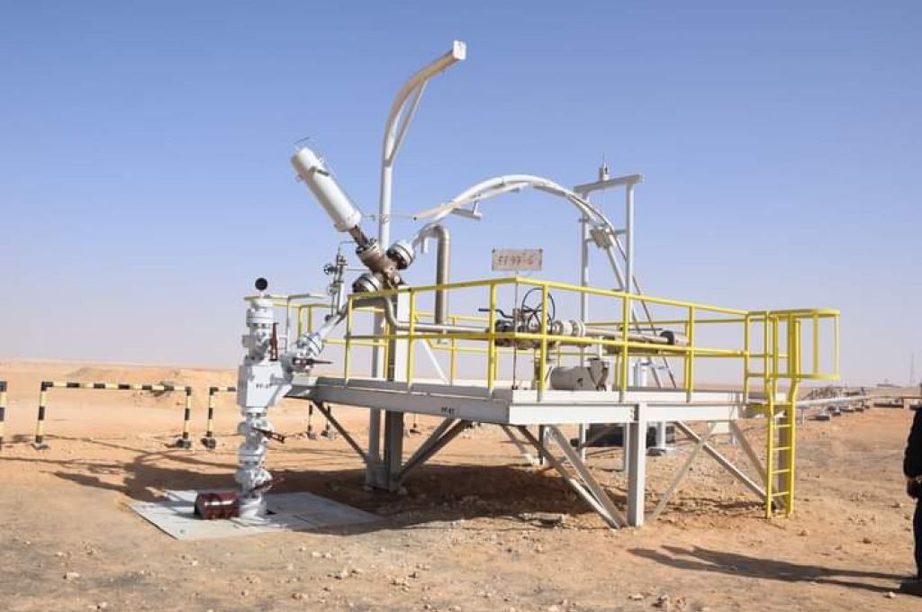 كيف يؤثر تخفيض سعر صرف الدينار الليبي "devaluation" على مختلف المتغيرات الاقتصادية الجزئية والكلية؟