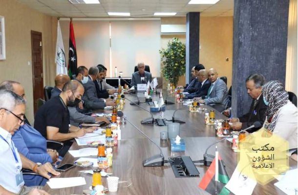 إدارة الصناعات النفطية بشركة البريقة تجري اجتماعاً لدراسة السياسة الإنتاجية للشركة
