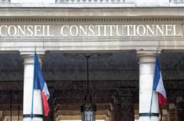 ميديابارت: ضُبط أحد عملاء السفارة الليبية في فرنسا أمام العدالة