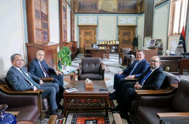 "أبوجناح" يُتابع إجراءات الإفراج عن المرتبات المتعثرة لموظفي قطاع الصحة