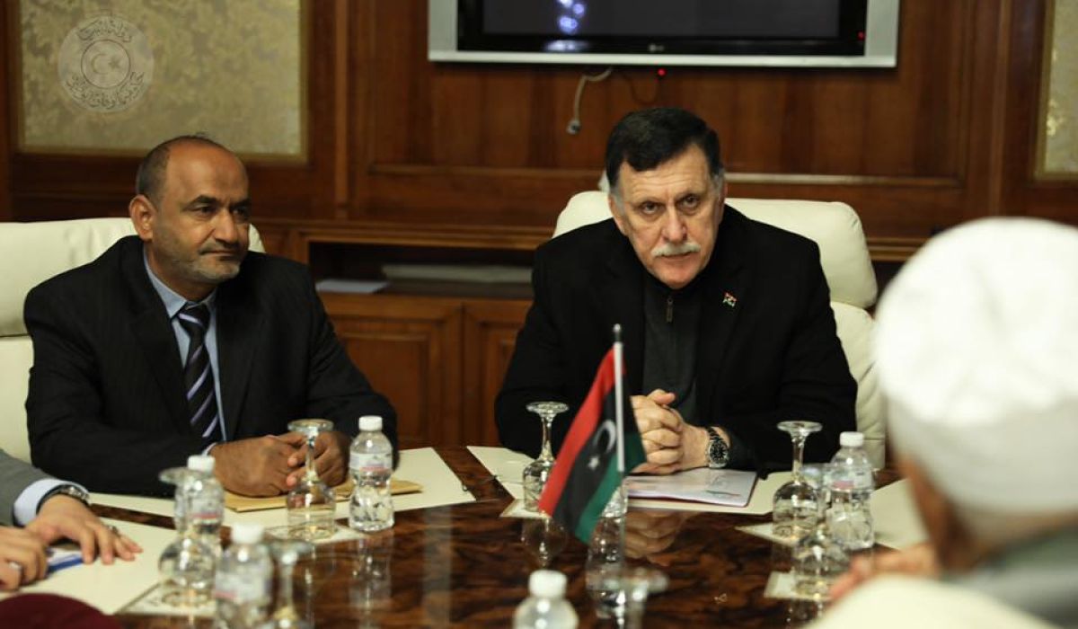 السراج يوجه بصرف مستحقات المتقاعدين بداية العام وزيادة مرتباتهم وإدراج القيمة بالترتيبات المالية 2019