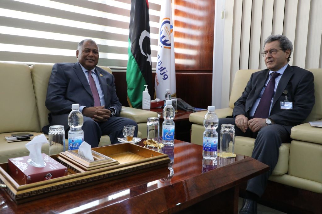 خاص.. مخالفاً لتعليمات الديوان.. "بن عياد" يستبعد الجيل الجديد ويكلف شركة روافد الخاصة بتنفيذ المشاريع بالحقول النفطية .. وهذه التفاصيل 