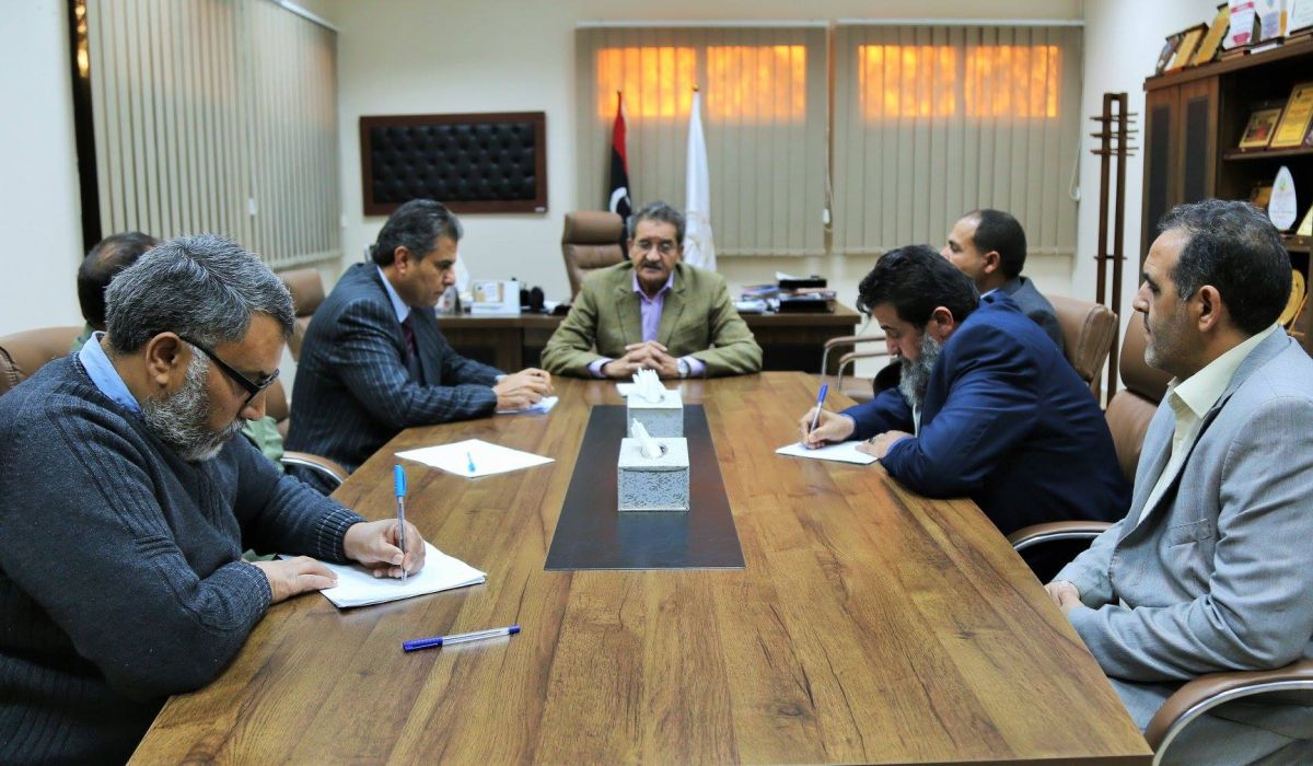عميد بلدية بنغازي يلتقي الشركة العامة للكهرباء لمناقشة عودة الكهرباء لبعض المناطق