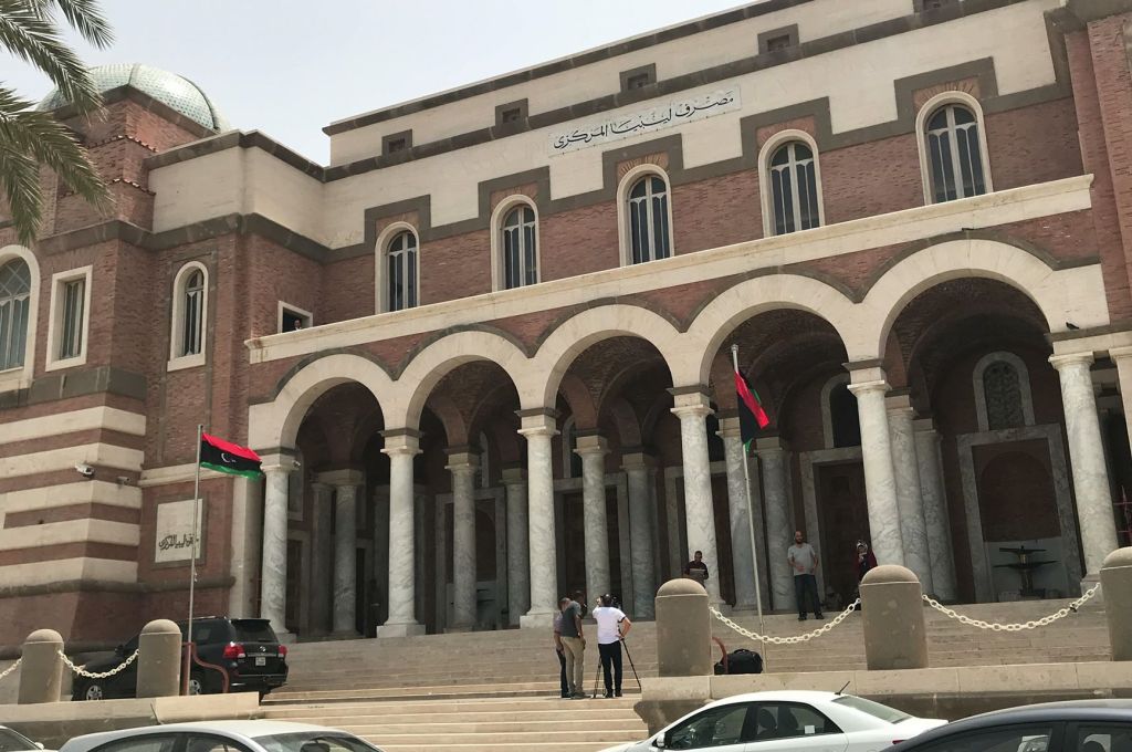 المركزي يكشف عن ضوابط بيع النقد الأجنبي للدراسة والعلاج