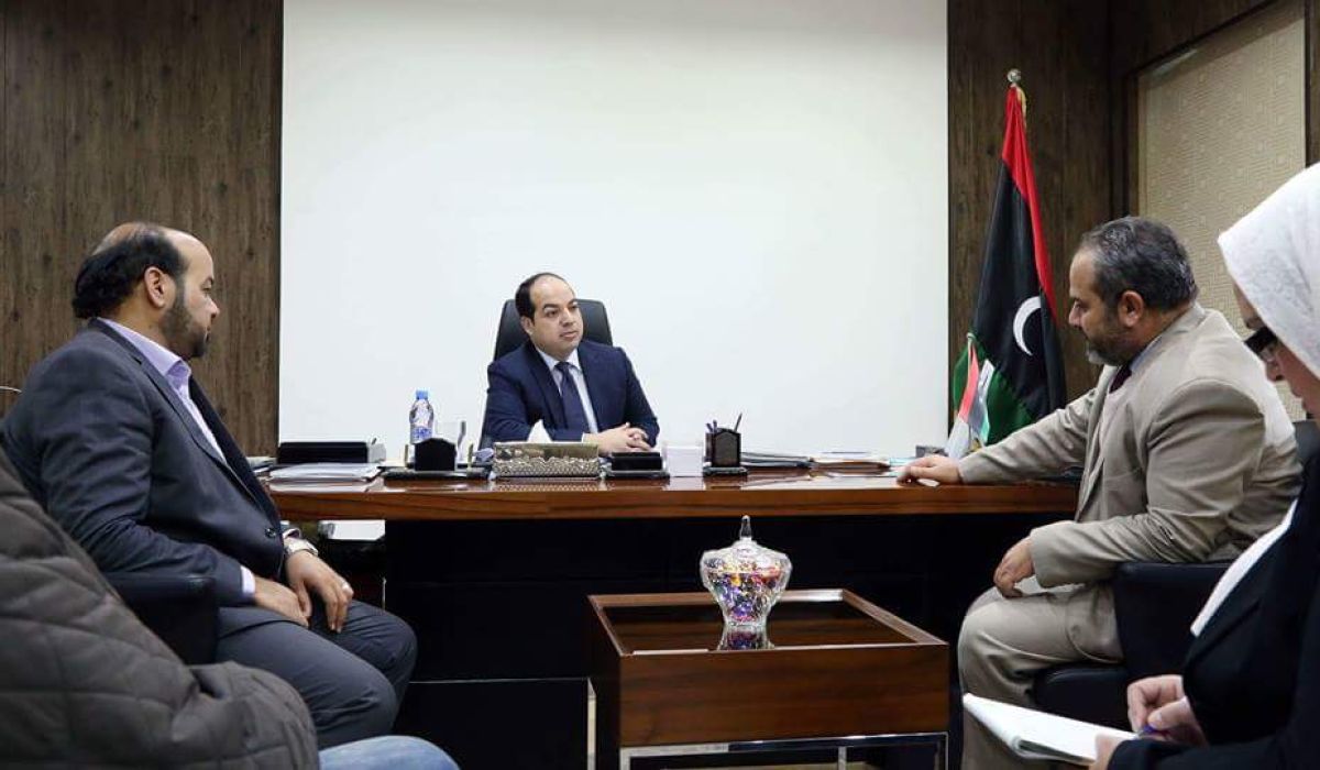 معيتيق يناقش احتياجات مركز غسيل الكلى مصراتة