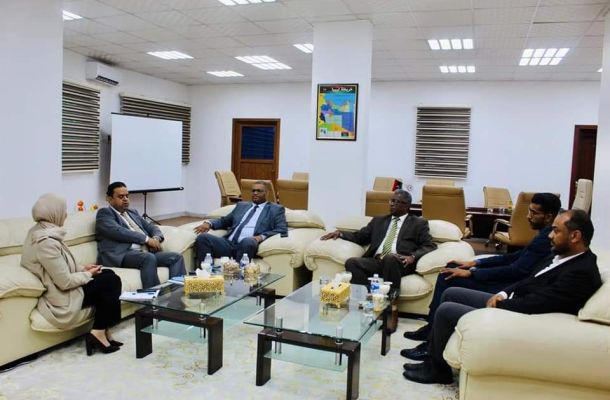 الزناتي يقوم بتوقيع صكوك مكافآت العناصر الطبية العاملين بمراكز العزل والفلترة ومحطات التطعيم الكبرى