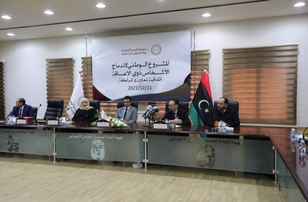 رئيس مجلس إدارة الشركة الليبية للحديد والصلب يقوم بتوقيع اتفاقية مع وزارة العمل والتأهيل في مجالات التعاون