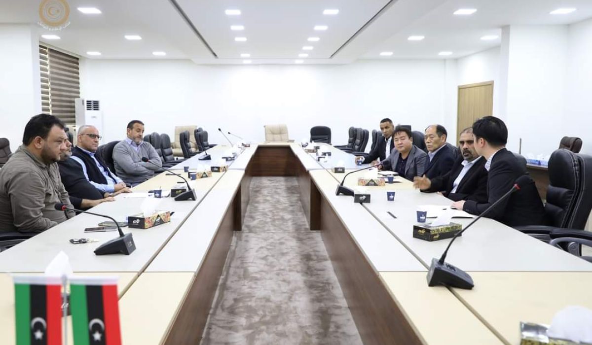 اجتماع بين عميد بلدية سلوق وممثلي الشركة الصينية لمناقشة العراقيل التي تمنع الشركة من مواصلة أعمالها