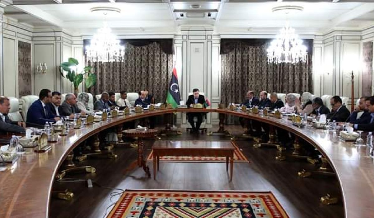 الرئاسي يعقد اجتماعاً طارئا لتخفيض مرتبات أعضاء المجلس الرئاسي ووزرائه ووكلاء الوزارات