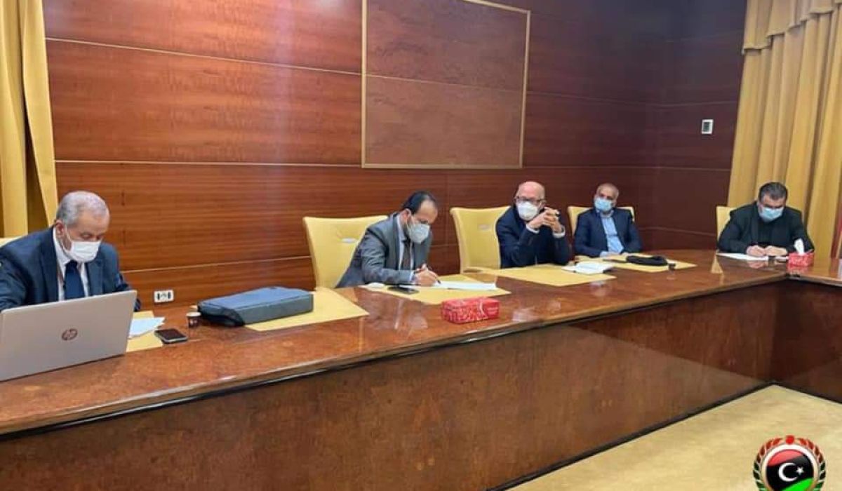 وزير الصحة بحكومة الوحدة الوطنية يجتمع مع اللجنة العليا للتطعيمات لمناقشة آلية توزيع لقاح كورونا
