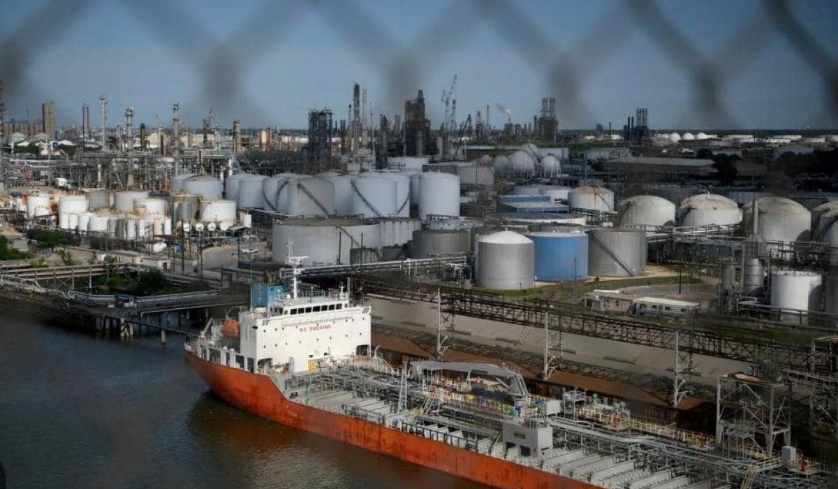 من أين أتى الوقود؟ .. وأين تذهب الأموال "الدوادي" يرفض التعليق وبلومبيرغ تكشف العديد من التفاصيل