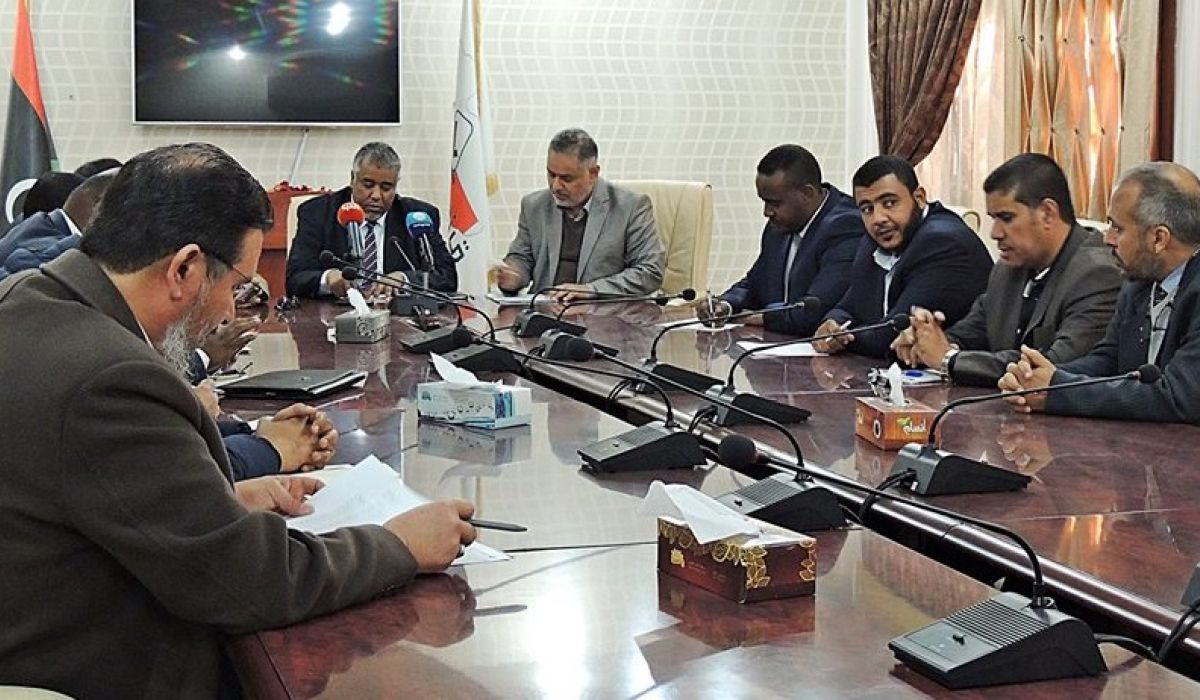 قنصو يجتمع مع نواب وعمداء بلديات الجنوب لإيجاد آلية لنقل الوقود للمنطقة الجنوبية