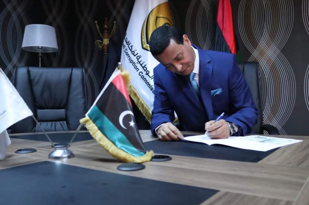 عدد من موظفي الجهات العامة يقدمون أوراقهم أمام هيئة مكافحة الفساد لغرض المشاركة في الانتخابات
