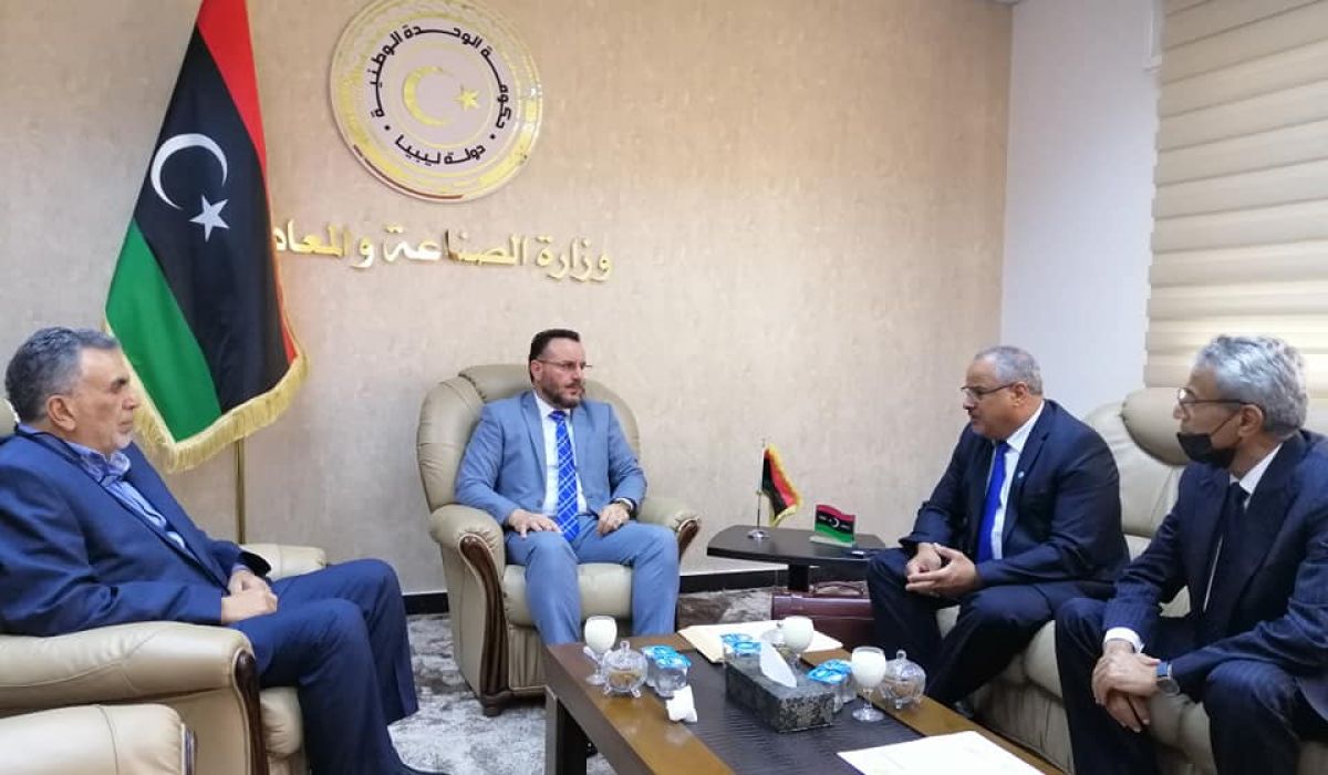 أبوهيسة يبحث أوضاع قطاع الصناعة بالمنطقة الشرقية