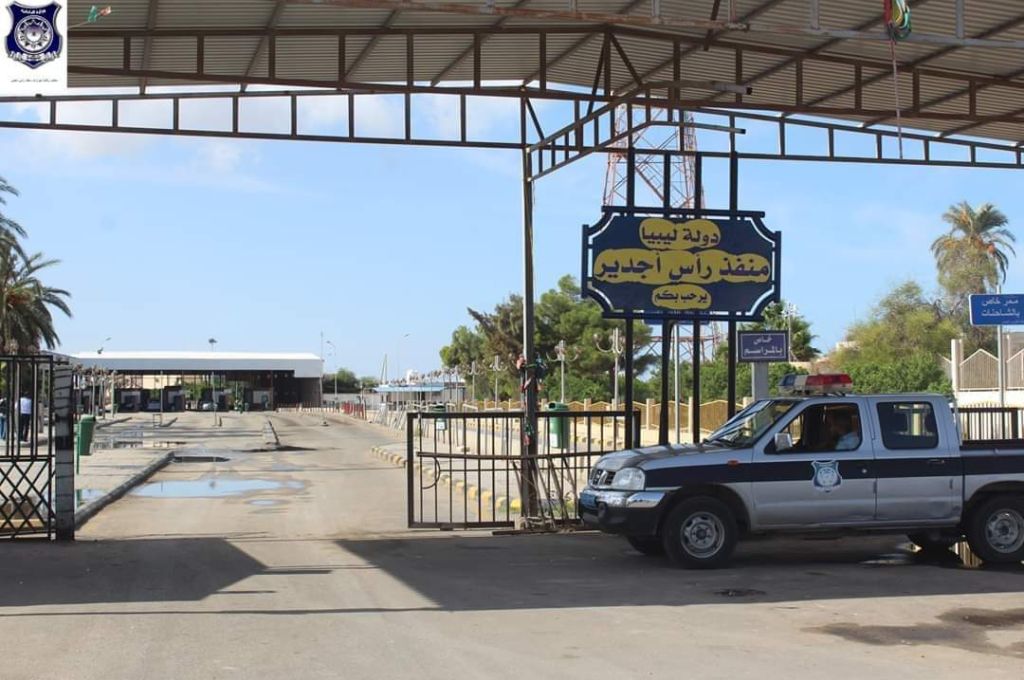 احتراق سيارة بمعبر رأس جدير الحدودي