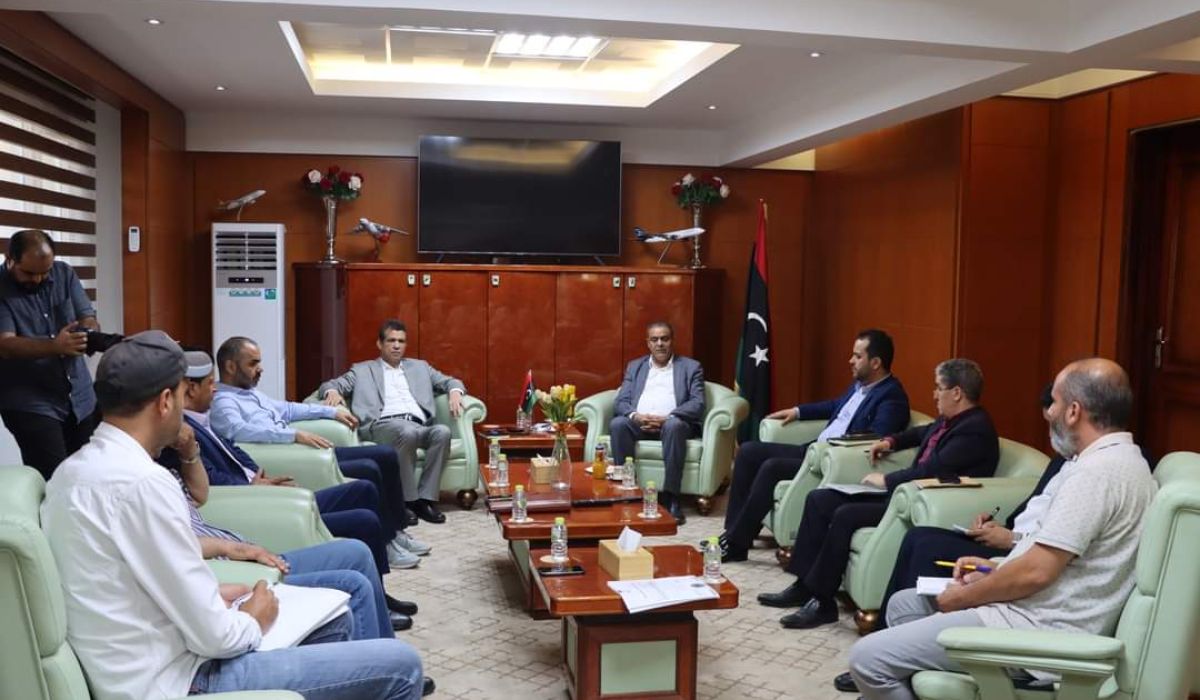 " أبوجناح" يبحث ما تعانيه المنطقة الجنوبية من صعوبات ومختنقات في مجال المواصلات والنقل