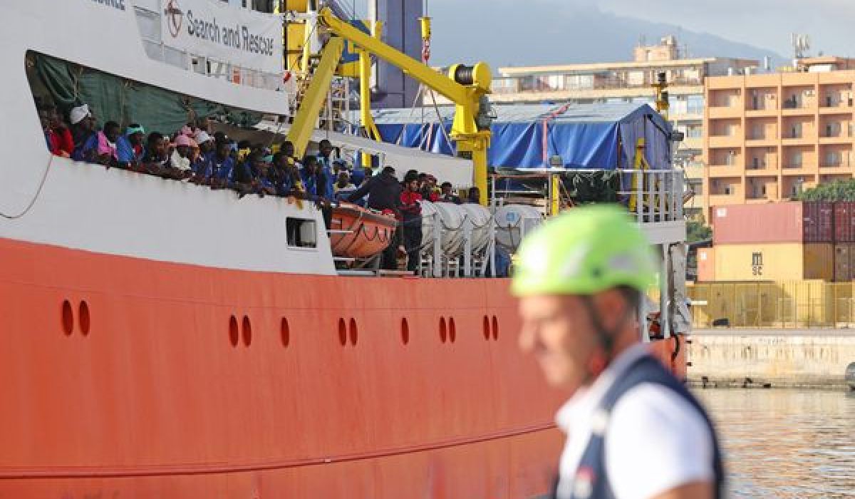 بلومبيرغ " صقلية بين أقدام المهاجرين والمسؤوليين الدوليين "