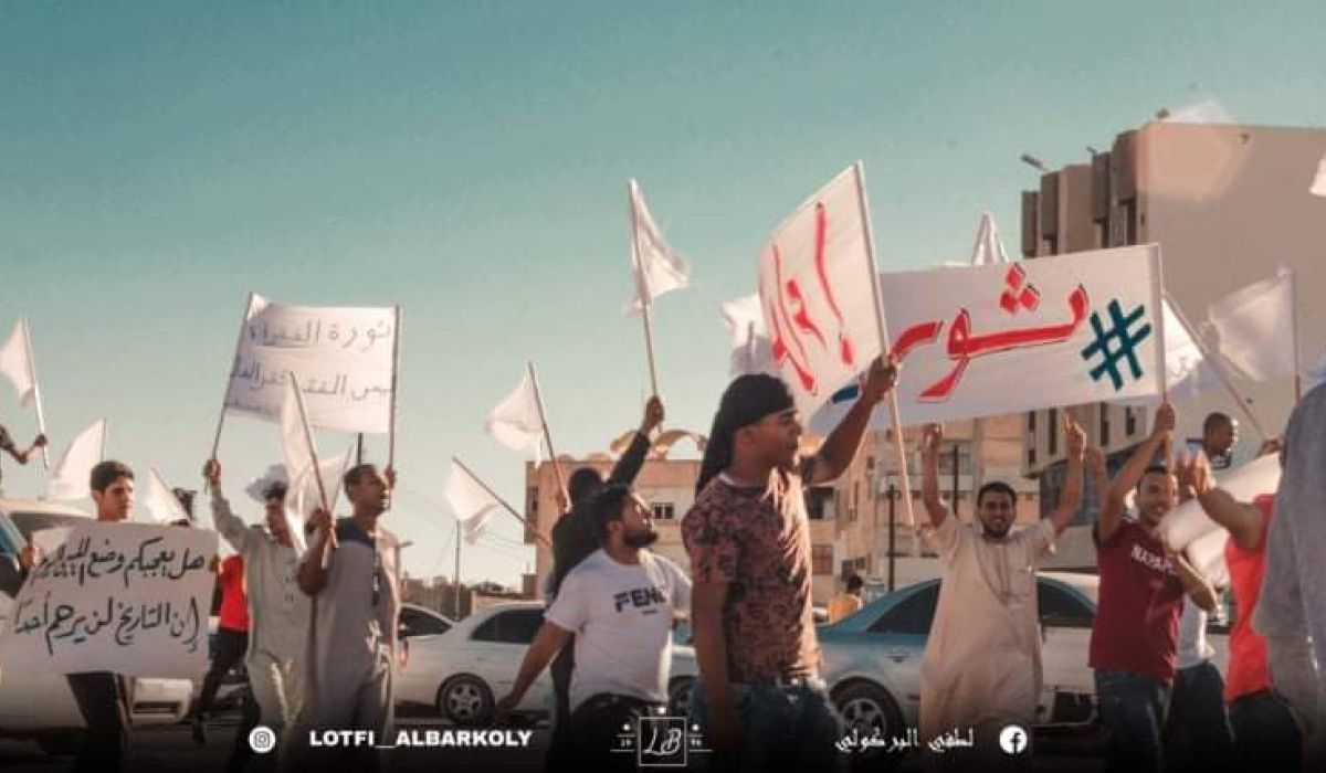 مطالب المتظاهرين في سبها بمكافحة الفساد واسقاط بلدي المدينة