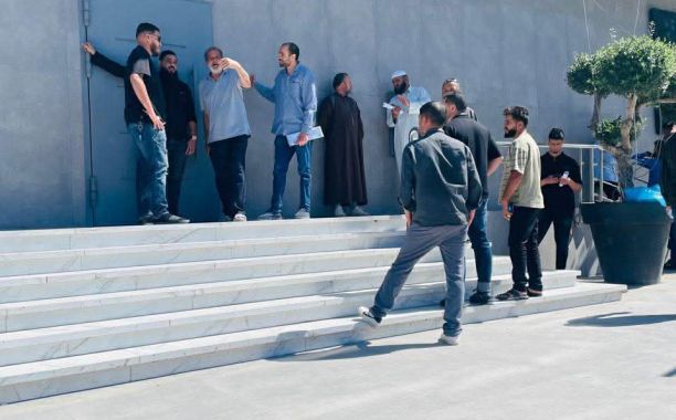 بعد يوم من تعرضه للسرقة، صنع الله في زيارة خاطفة لحقل الشرارة