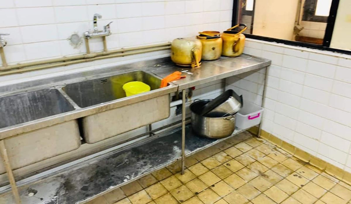 الحرس البلدي يقفل مقهى مستشفى طرابلس الجامعي