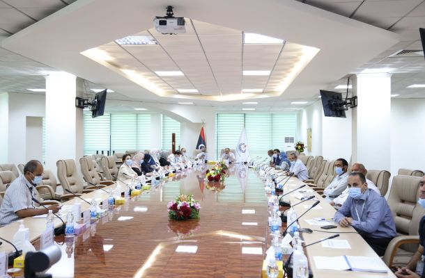 إدارة الصناعات النفطية بشركة البريقة تجري اجتماعاً لدراسة السياسة الإنتاجية للشركة