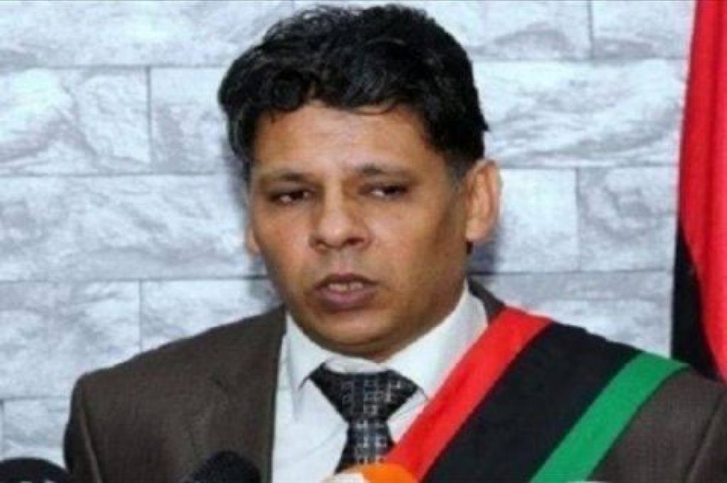 الشروع في تسليم الدفعة الأولى من منحة دعم الزواج بمدينة طبرق