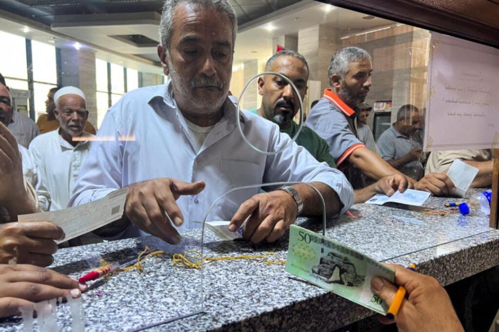 أفريكا إنتلجنيس: الأمازيغ يسعون للتفاوض على حصة من النفط الليبي مع "إيني" الإيطالية