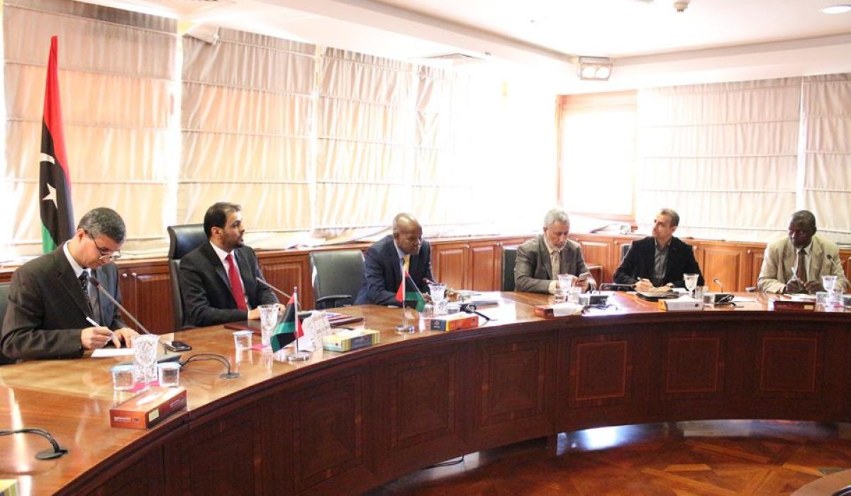 وزيرا العمل والمالية يناقشان ترتيبات توزيع موظفي فائض الملاكات الوظيفية