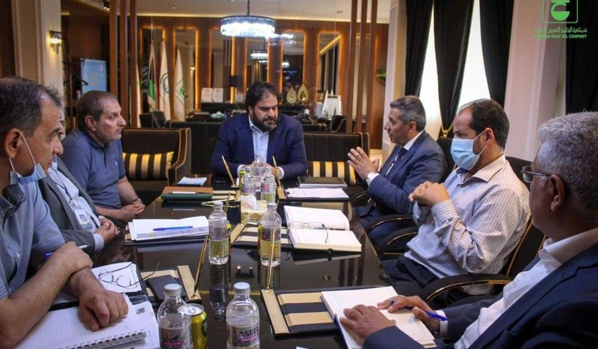 أشرف العبار يناقش تخفيض الطاقة الإنتاجية بمصفاة طبرق