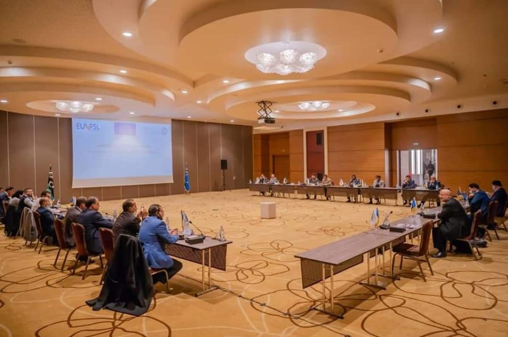 كيف يؤثر تخفيض سعر صرف الدينار الليبي "devaluation" على مختلف المتغيرات الاقتصادية الجزئية والكلية؟