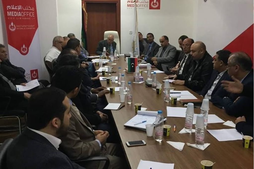 رئيس المؤسسة الوطنية للنفط التابعة للحكومة المؤقتة يجتمع بمدير فرع المؤسسة بسبها