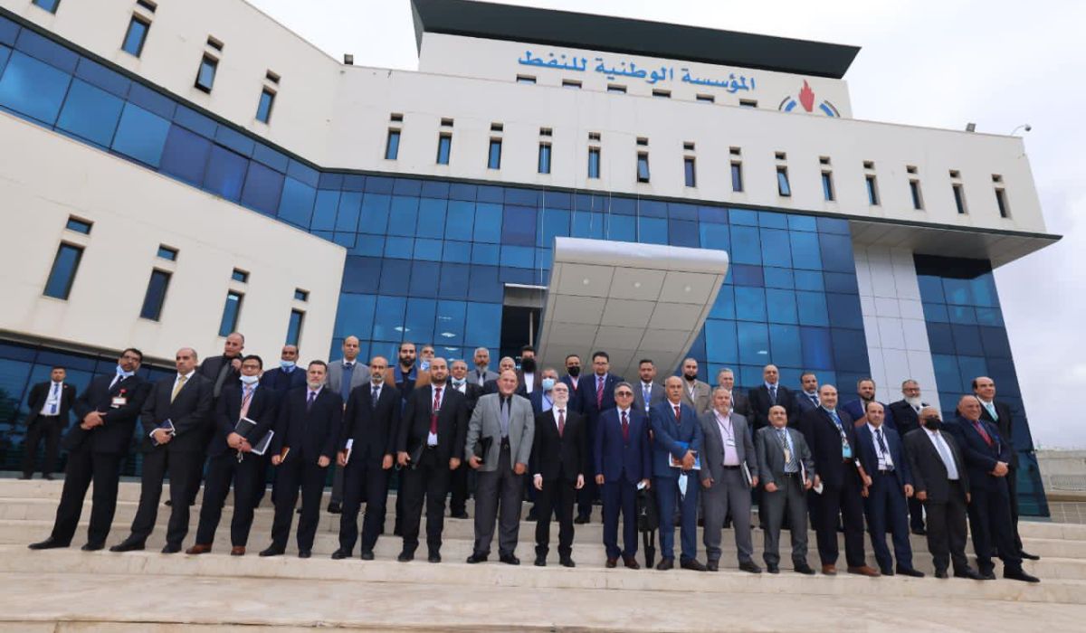 "صنع الله" يؤكد على دعم المؤسسة خطة شركة الواحة لعام 2022